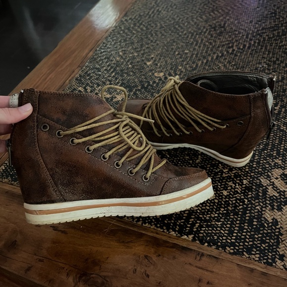 2LipsToo wedge sneakers - Picture 2 of 3